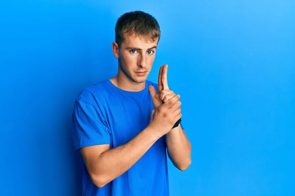 Νεαρός Καυκάσιος Μπλε Μπλουζάκι Που Κρατάει Συμβολικό Όπλο Χειρονομίες Παίζει — Φωτογραφία Αρχείου