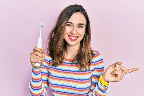 Menina Hispânica Jovem Segurando Escova Dentes Elétrica Sorrindo Feliz Apontando — Fotografia de Stock