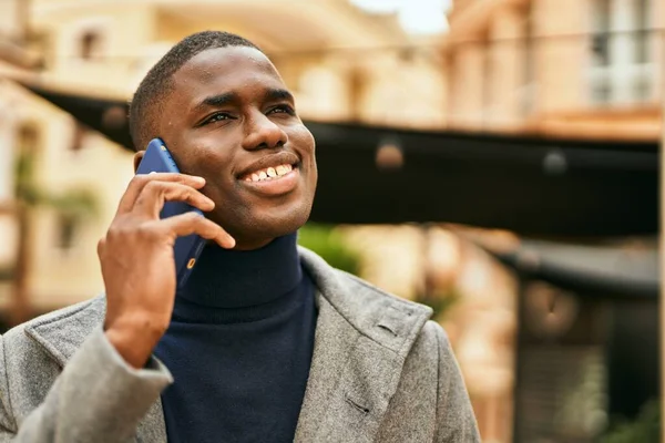 アフリカ系アメリカ人の若者が市内のスマートフォンで幸せな会話をしています — ストック写真