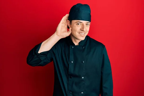 Bello Giovane Che Indossa Uniforme Cuoco Professionista Cappello Che Sorride — Foto Stock