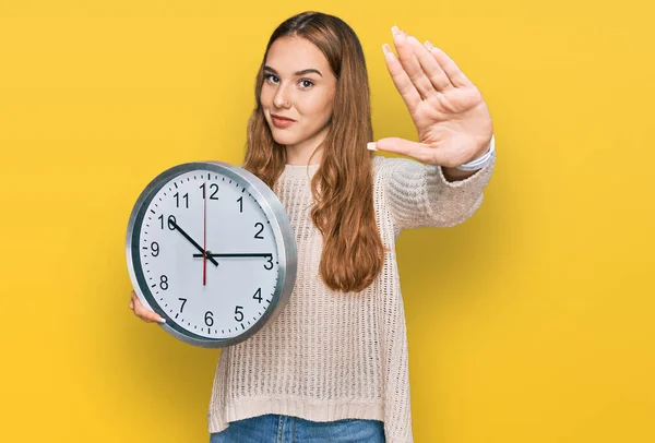 Νεαρή Ξανθιά Γυναίκα Κρατώντας Μεγάλο Ρολόι Ανοιχτό Χέρι Κάνει Στοπ — Φωτογραφία Αρχείου