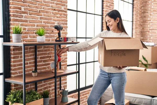 Jovem Mulher Sorrindo Confiante Unboxing Caixa Papelão Frágil Nova Casa — Fotografia de Stock