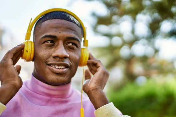 Jonge Afro Amerikaanse Man Lacht Gelukkig Met Behulp Van Koptelefoon — Stockfoto