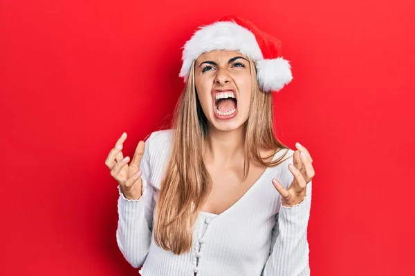 Mulher Hispânica Bonita Usando Chapéu Natal Louco Louco Gritando Gritando — Fotografia de Stock
