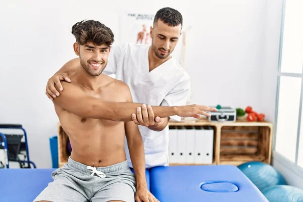 Due Uomini Ispanici Fisioterapista Paziente Avendo Sessione Riabilitazione Braccio Teso — Foto Stock