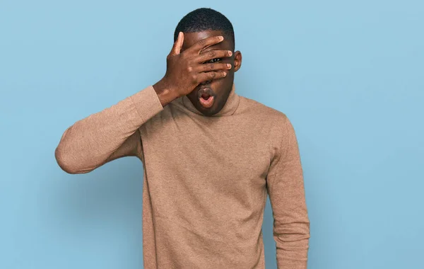 Jonge Afro Amerikaanse Man Draagt Casual Winter Trui Gluren Shock — Stockfoto