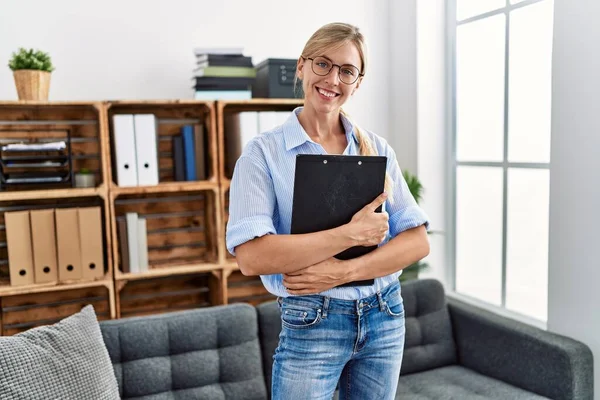 Jonge Blonde Vrouw Psycholoog Houden Klembord Staande Kliniek — Stockfoto