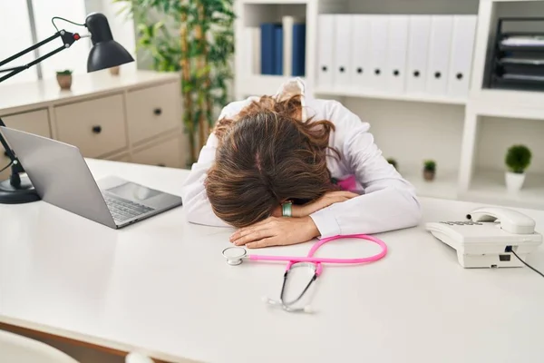 Ung Kvinna Bär Läkare Uniform Sova Med Huvudet Bordet Kliniken — Stockfoto