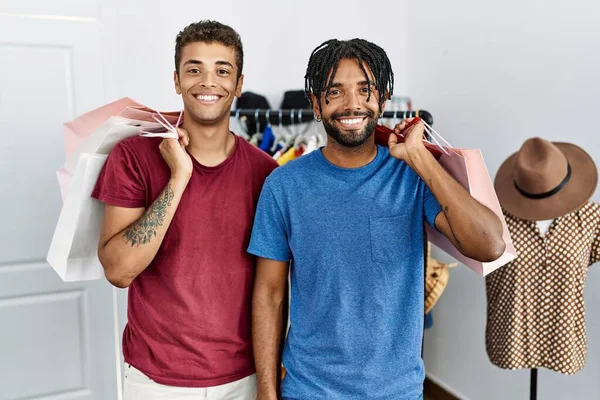 Hombres Hispanos Jóvenes Sosteniendo Bolsas Compras Boutique Moda Luciendo Positivos —  Fotos de Stock