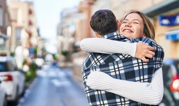 Νεαροί Άντρες Και Γυναίκες Αγκαλιάζονται Όρθιοι Στο Δρόμο — Φωτογραφία Αρχείου