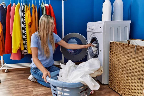 Young Blonde Woman Smiling Confident Washing Clothes Laundry Room — Stock Photo, Image