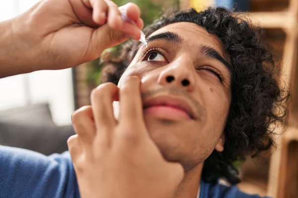 Jeune Homme Hispanique Appliquant Des Yeux Tombent Assis Sur Canapé — Photo