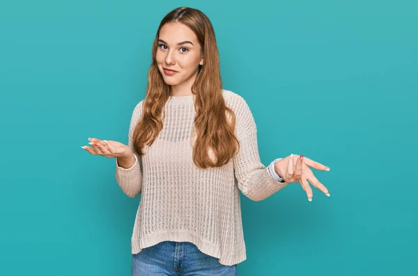 Mulher Loira Jovem Vestindo Roupas Casuais Sem Noção Expressão Confusa — Fotografia de Stock