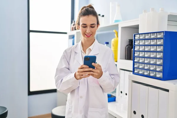 Mujer Joven Vistiendo Uniforme Científico Usando Teléfono Inteligente Laboratorio —  Fotos de Stock