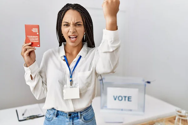 Mladá Afroameričanka Volbách Politické Kampaně Švýcarským Pasem Rozzlobená Frustrovaná Křičela — Stock fotografie