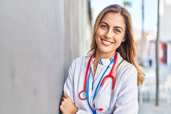 Jovem Loira Vestindo Uniforme Médico Hospital — Fotografia de Stock