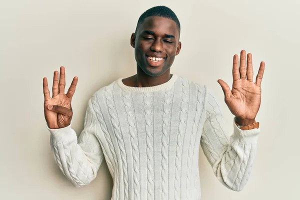 年轻的非洲裔美国人穿着休闲装 用9号手指指尖 面带微笑 自信而快乐 — 图库照片