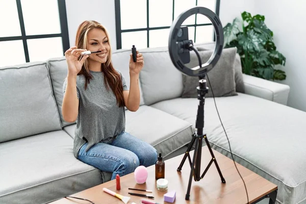 Joven Chica Caucásica Haciendo Tutorial Maquillaje Sentado Sofá Casa —  Fotos de Stock