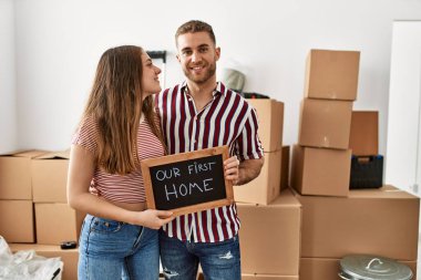 Yeni ev mesajımızla birlikte ellerinde tahtayla gülümseyen beyaz bir çift..