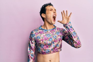 Makyaj elbisesi giymiş yakışıklı bir adam el ele tutuşup bağırıyor ve bağırıyor. iletişim konsepti. 