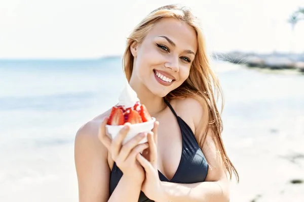 Joven Chica Cubana Usando Bikini Comiendo Helado Playa —  Fotos de Stock