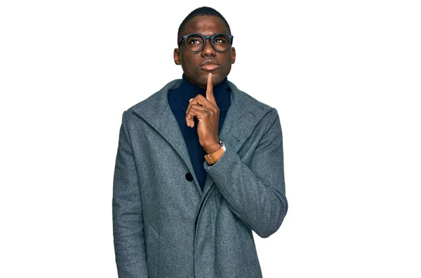 Jovem Afro Americano Vestindo Roupas Negócios Óculos Pensando Concentrou Dúvida — Fotografia de Stock