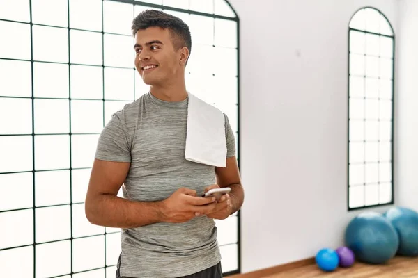 Junger Hispanischer Mann Lächelt Sportzentrum Selbstbewusst Mit Smartphone — Stockfoto