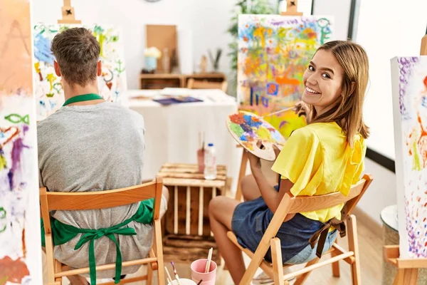 Joven Pareja Artistas Hispanos Sonriendo Feliz Dibujo Estudio Arte — Foto de Stock