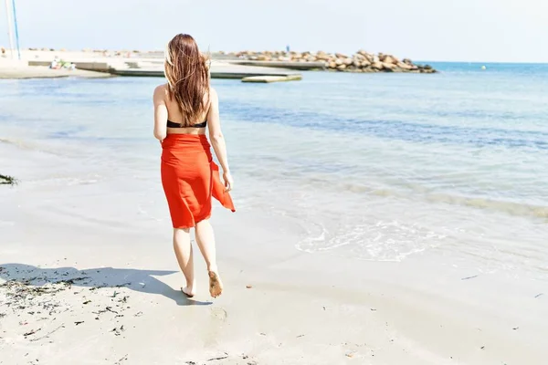 Arka Planda Bikini Giyen Genç Bir Cuacasian Kızı Sahilde Yürüyor — Stok fotoğraf