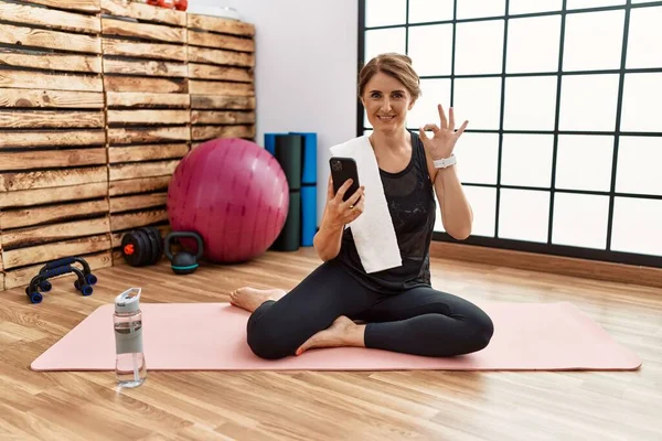 Middle Age Woman Sitting Training Mat Gym Using Smartphone Smiling — Stock Photo, Image