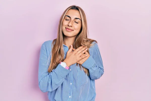 Krásná Hispánka Neformální Košili Rukama Prsou Oči Zavřené Vděčným Gestem — Stock fotografie