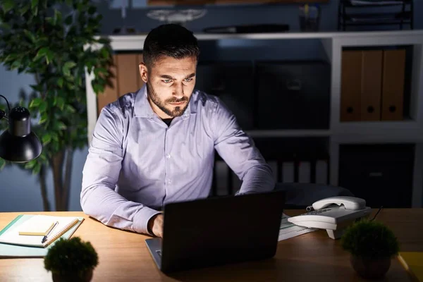 Ung Latinamerikan Man Affärsarbetare Arbetar Övertid Kontoret — Stockfoto