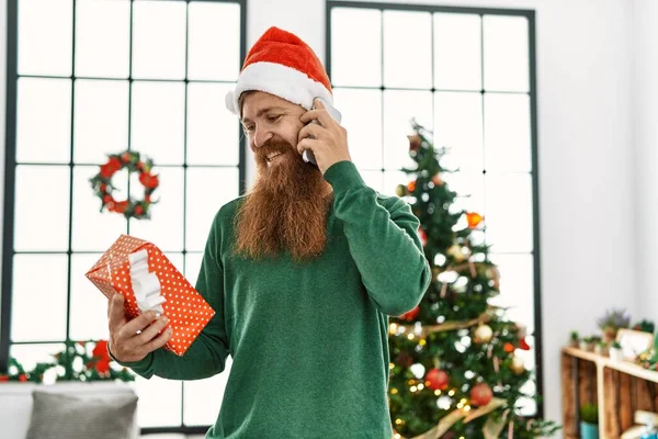 Mladý Ryšavý Muž Drží Dárek Mluví Smartphone Stojící Vánočního Stromku — Stock fotografie