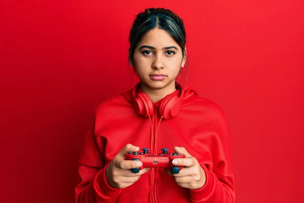 Junge Lateinamerikanische Frau Die Videospiel Spielt Hält Controller Entspannt Mit — Stockfoto