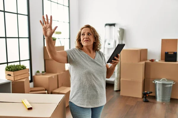 Kaukasische Frau Mittleren Alters Lächelt Glücklich Mit Touchpad Neuen Zuhause — Stockfoto