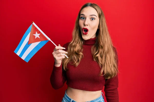 Νεαρή Ξανθιά Γυναίκα Που Κρατάει Σημαία Της Κούβας Φοβισμένη Και — Φωτογραφία Αρχείου
