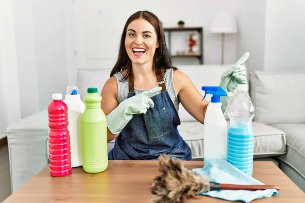 Young Brunette Woman Wearing Cleaner Apron Gloves Cleaning Home Smiling — стоковое фото