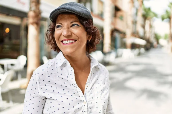 Латинська Жінка Середнього Віку Посміхається Щаслива Стоячи Місті — стокове фото