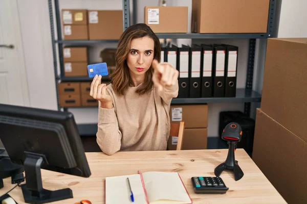 Young Woman Working Small Business Ecommerce Holding Credit Card Pointing — Stock Photo, Image