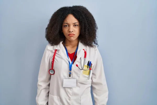 Junge Afrikanisch Amerikanische Frau Arztuniform Und Stethoskop Deprimiert Und Besorgt — Stockfoto
