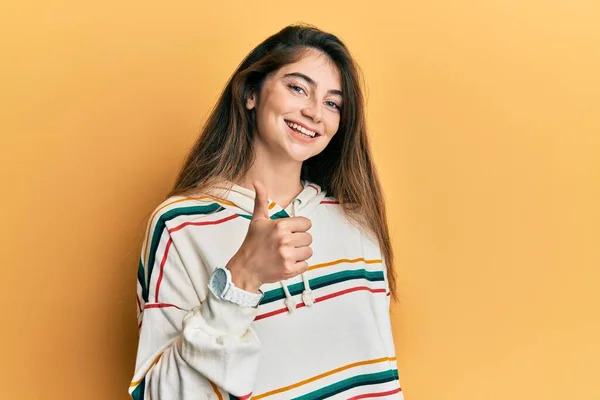 Mujer Caucásica Joven Que Usa Ropa Casual Haciendo Gesto Pulgares — Foto de Stock