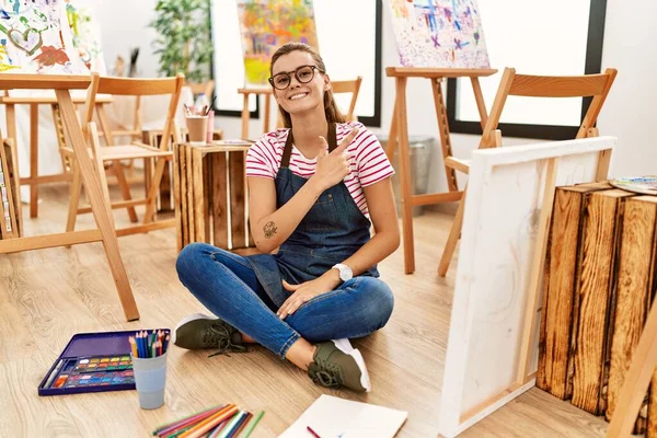 Ung Brunett Kvinna Konst Studio Sitter Golvet Glad Med Ett — Stockfoto