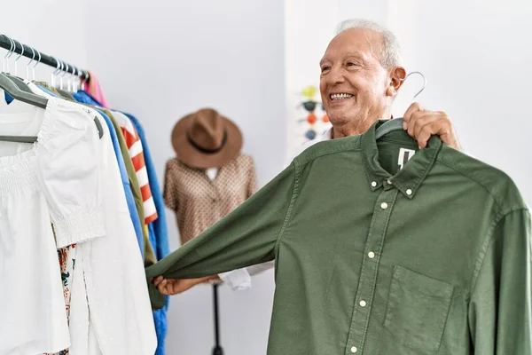 Senior Homem Cliente Segurando Camisa Loja Roupas — Fotografia de Stock