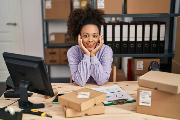 Young African American Woman Ecommerce Business Worker Smiling Confident Office — стоковое фото