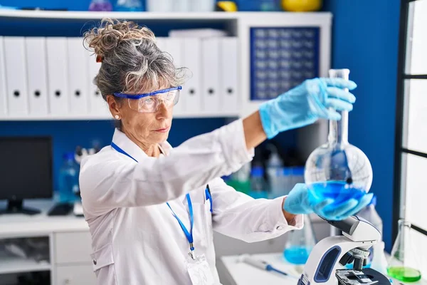 Kobieta Średnim Wieku Naukowiec Pomiaru Cieczy Laboratorium — Zdjęcie stockowe