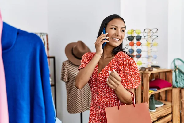 Mujer Latina Joven Hablando Teléfono Inteligente Compras Tienda Ropa — Foto de Stock