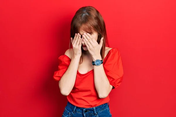 Kırmızı Tişört Giyen Kızıl Saçlı Genç Bir Kadın Yorgunluk Baş — Stok fotoğraf