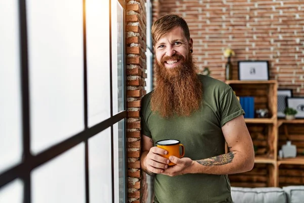 Ung Rödhårig Man Ler Säkert Dricka Kaffe Hemma — Stockfoto