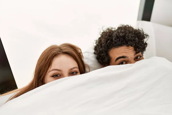 Unga Par Som Täcker Med Lakan Liggande Sängen Sovrummet — Stockfoto