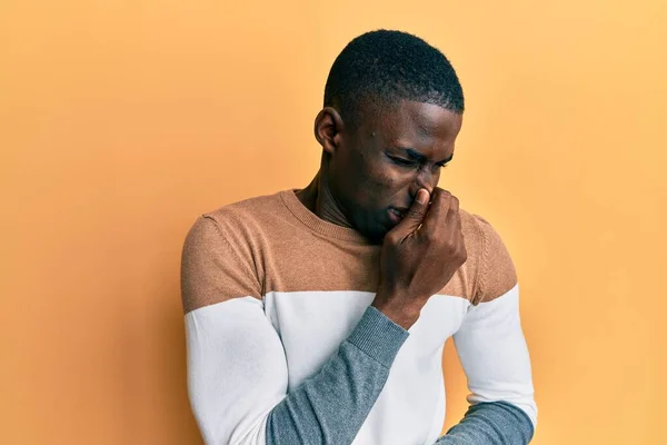 Νεαρός Αφροαμερικάνος Που Φοράει Καθημερινά Ρούχα Μυρίζοντας Κάτι Βρωμερό Και — Φωτογραφία Αρχείου